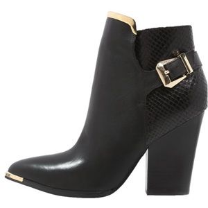 Yolandah boots black with gold trim